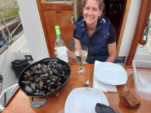 Gelukkig op de boot zowel buiten